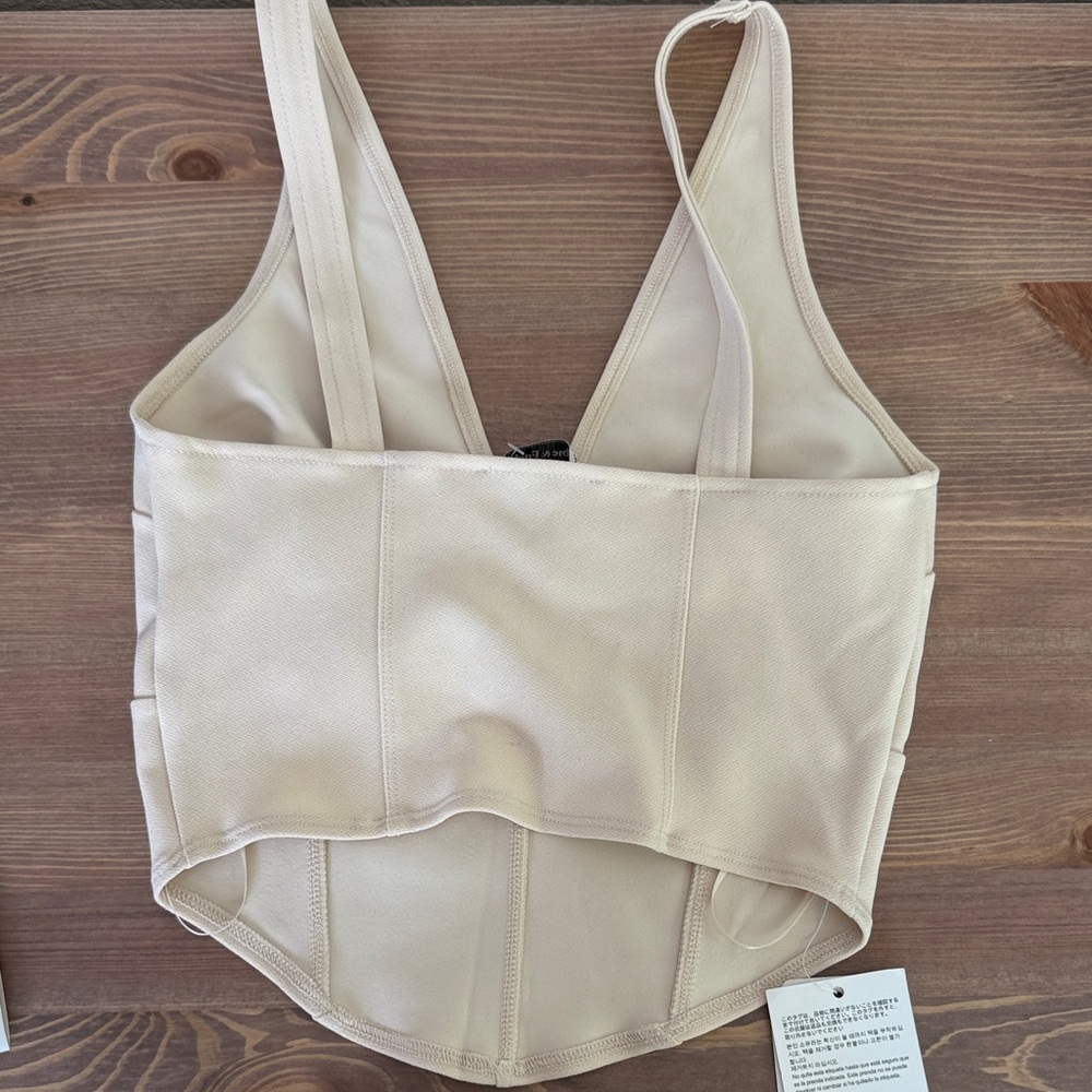 Abercrombie & Fitch Beige Sleeveless V-Neck Top - Picture 3 of 3